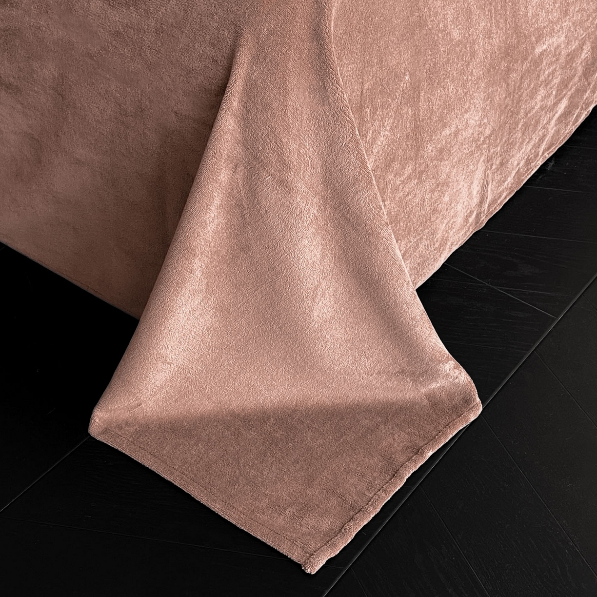 91家纺网 家纺一手货源 找家纺 吾诺家居 2025新款美拉德雕花绒黑金系列四件套 法式情书-咖