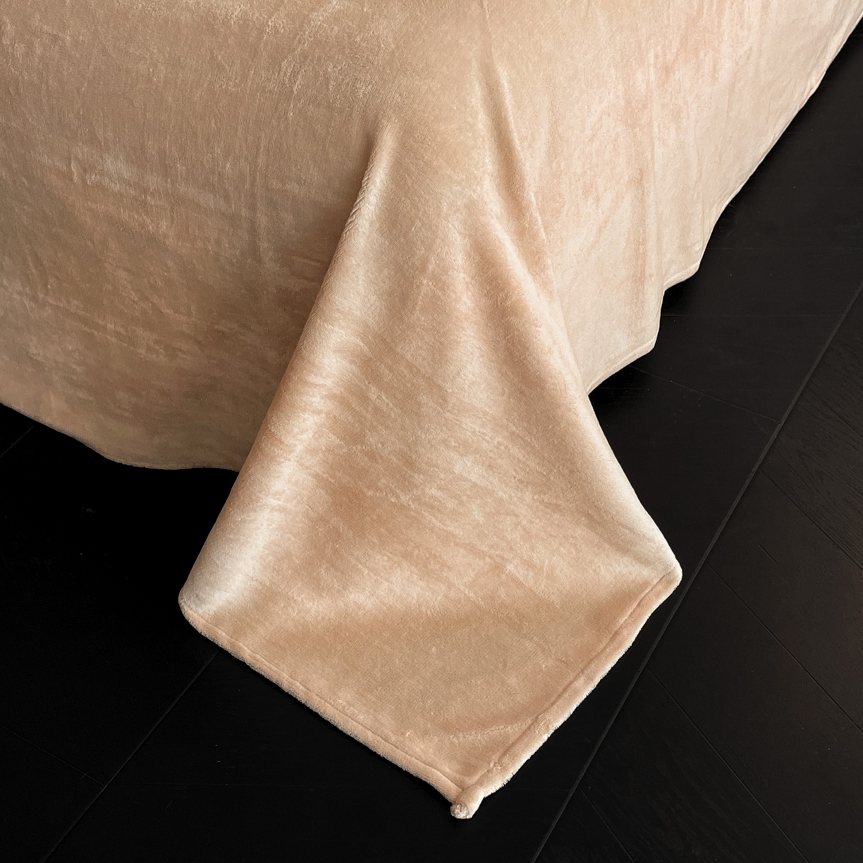 91家纺网 家纺一手货源 找家纺 吾诺家居 2025新款美拉德雕花绒黑金系列四件套 花之恋