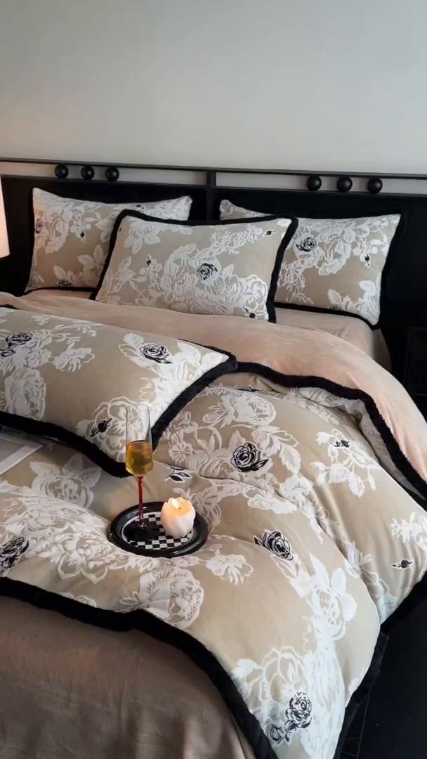 91家纺网 家纺一手货源 找家纺 吾诺家居 2025新款美拉德雕花绒黑金系列四件套 花之恋
