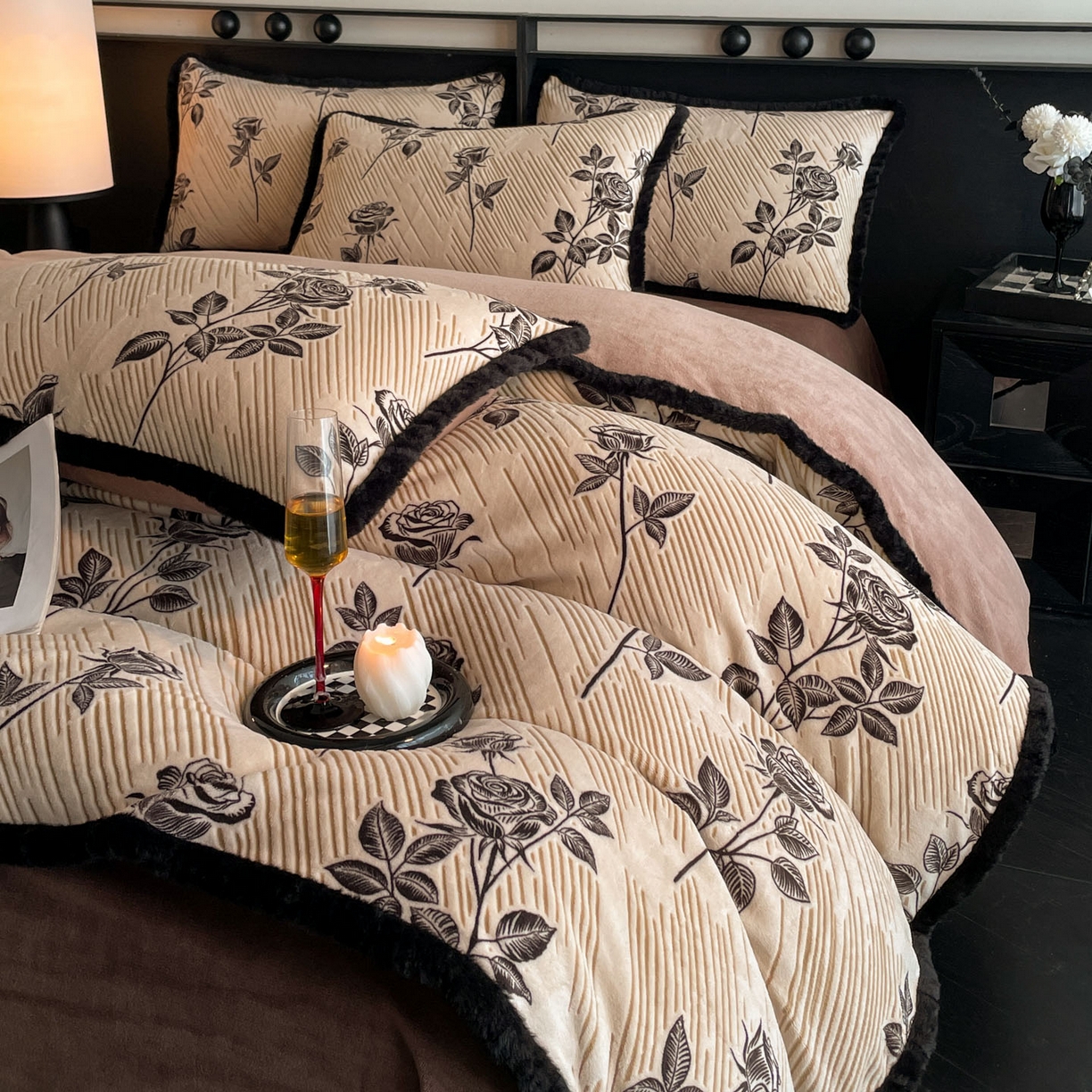91家纺网 家纺一手货源 找家纺 吾诺家居 2025新款美拉德雕花绒黑金系列四件套 玫瑰之恋