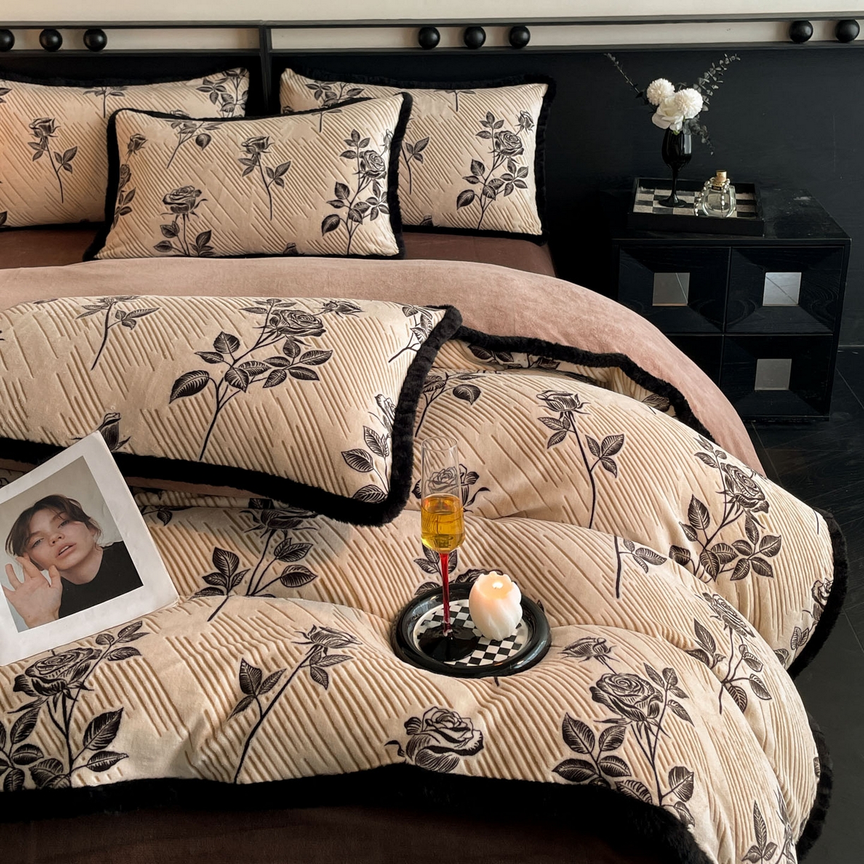 91家纺网 家纺一手货源 找家纺 吾诺家居 2025新款美拉德雕花绒黑金系列四件套 玫瑰之恋
