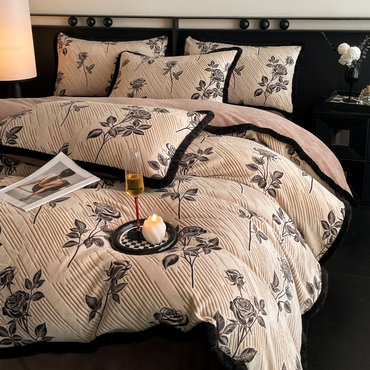 91家纺网 家纺一手货源 找家纺 吾诺家居 2025新款美拉德雕花绒黑金系列四件套 玫瑰之恋