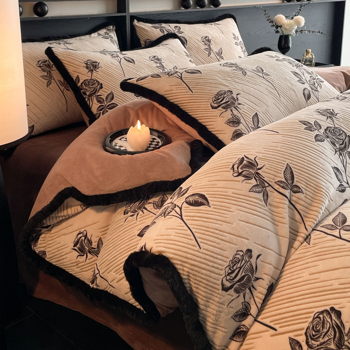 91家纺网 家纺一手货源 找家纺 吾诺家居 2025新款美拉德雕花绒黑金系列四件套 玫瑰之恋