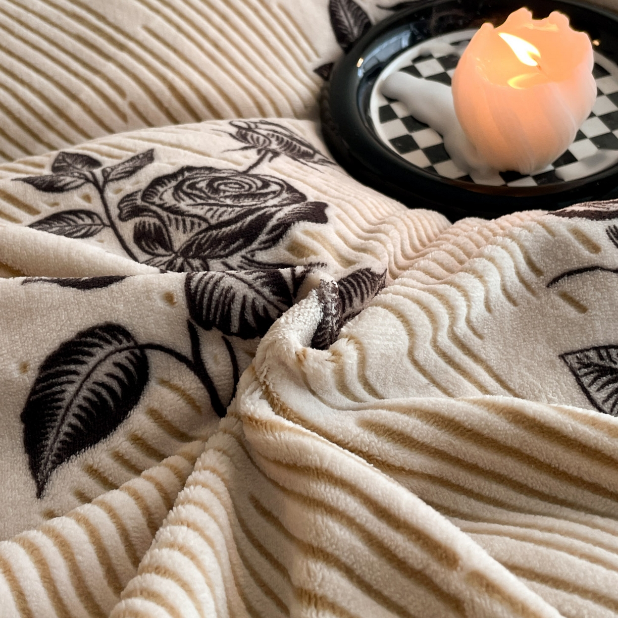 91家纺网 家纺一手货源 找家纺 吾诺家居 2025新款美拉德雕花绒黑金系列四件套 玫瑰之恋