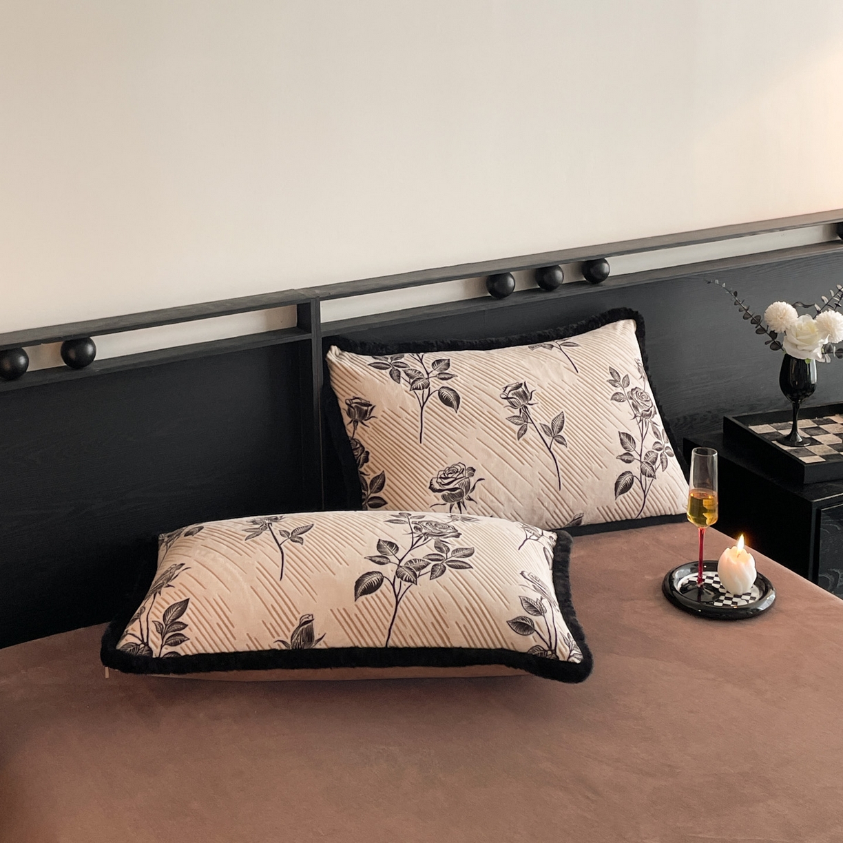 91家纺网 家纺一手货源 找家纺 吾诺家居 2025新款美拉德雕花绒黑金系列四件套 玫瑰之恋