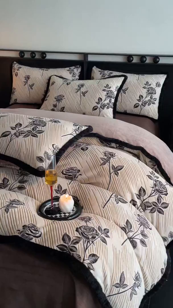 91家纺网 家纺一手货源 找家纺 吾诺家居 2025新款美拉德雕花绒黑金系列四件套 玫瑰之恋