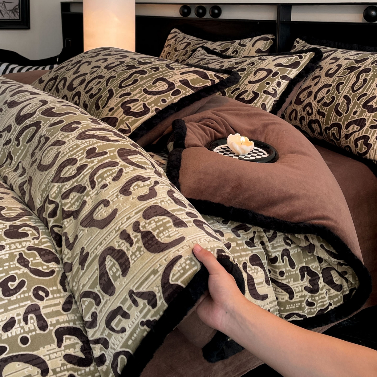 吾诺家居 2025新款美拉德雕花绒黑金系列四件套 时尚豹纹