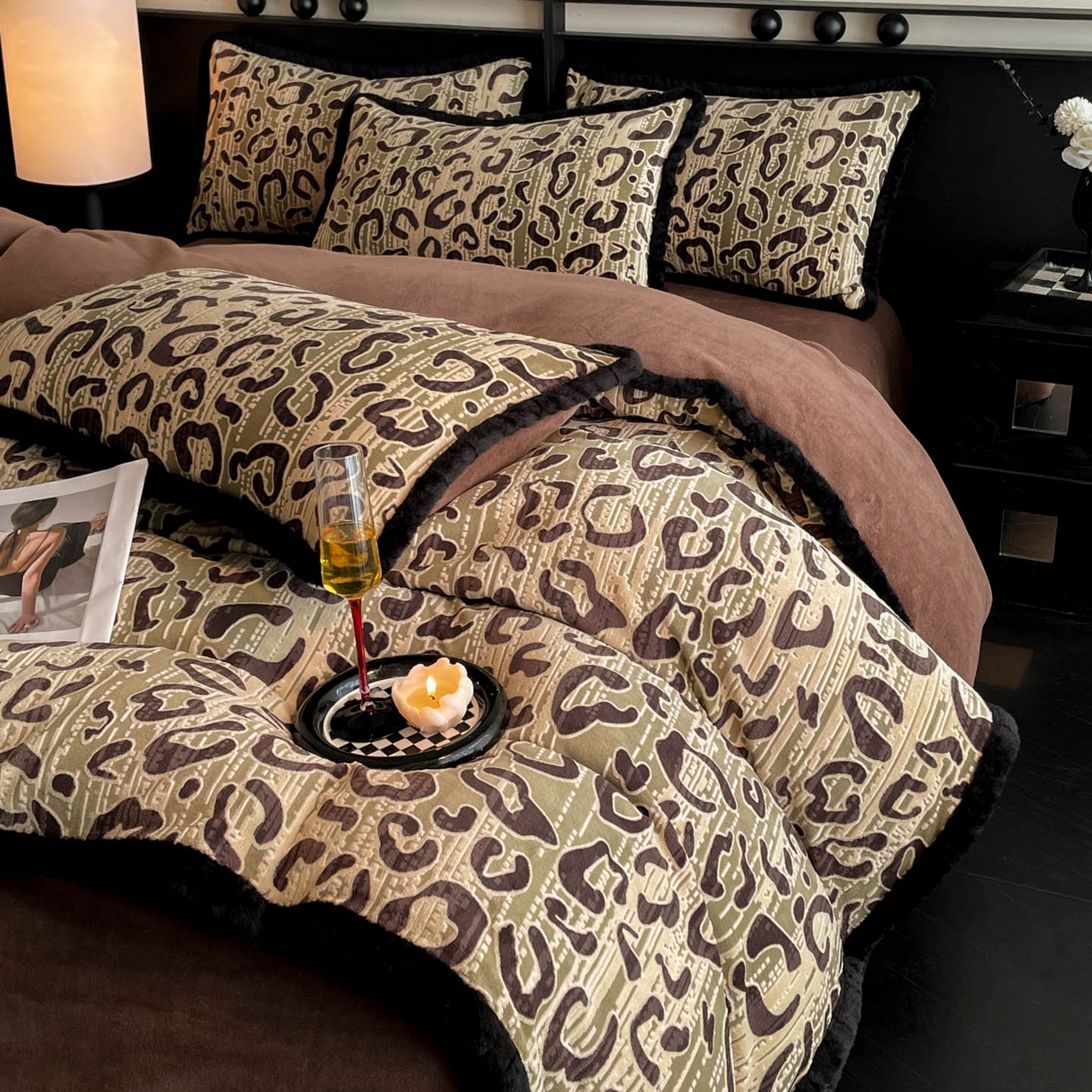 91家纺网 家纺一手货源 找家纺 吾诺家居 2025新款美拉德雕花绒黑金系列四件套 时尚豹纹