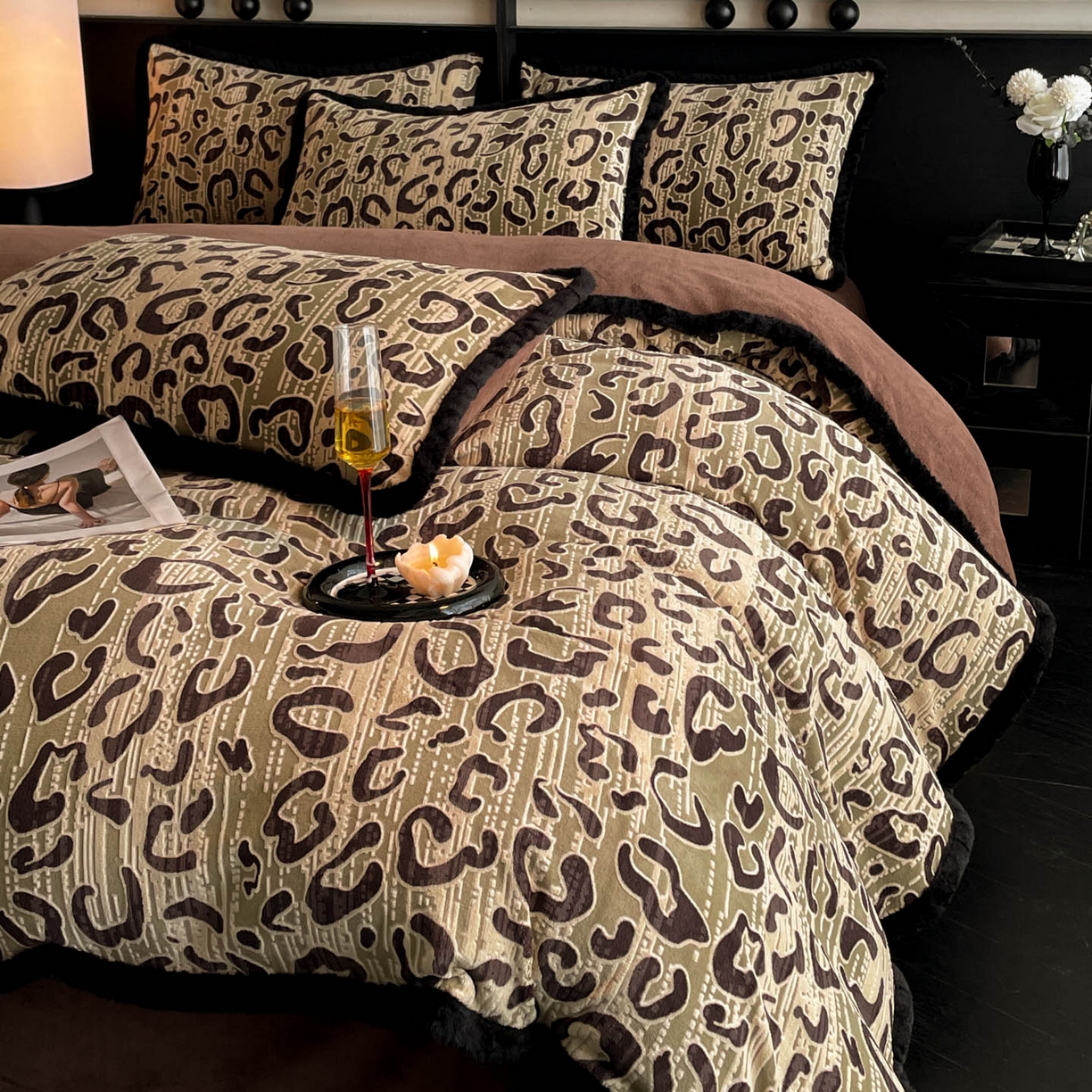 91家纺网 家纺一手货源 找家纺 吾诺家居 2025新款美拉德雕花绒黑金系列四件套 时尚豹纹