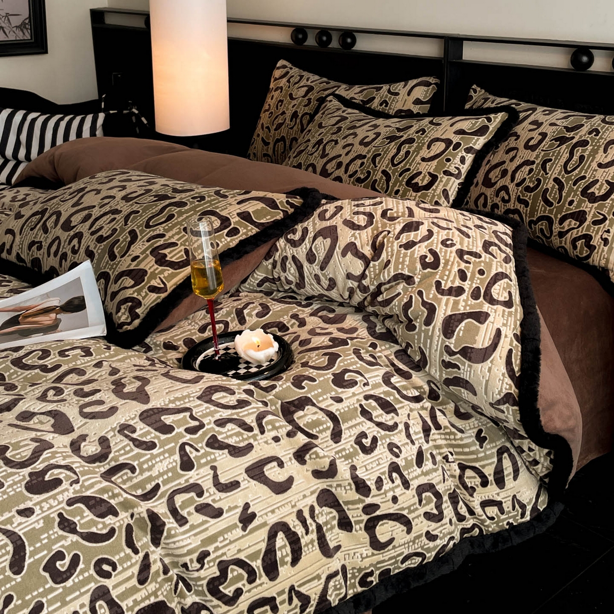 91家纺网 家纺一手货源 找家纺 吾诺家居 2025新款美拉德雕花绒黑金系列四件套 时尚豹纹