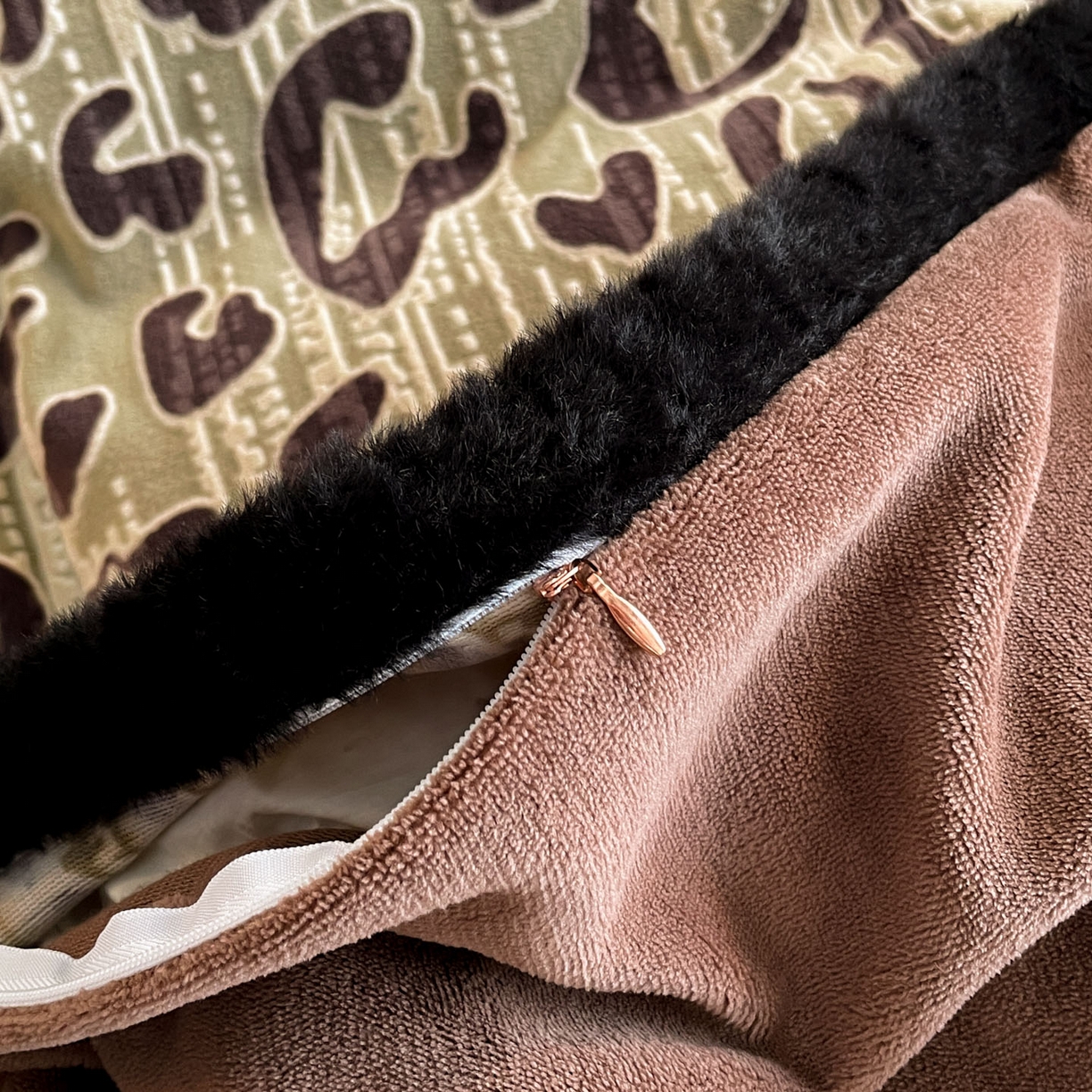 91家纺网 家纺一手货源 找家纺 吾诺家居 2025新款美拉德雕花绒黑金系列四件套 时尚豹纹