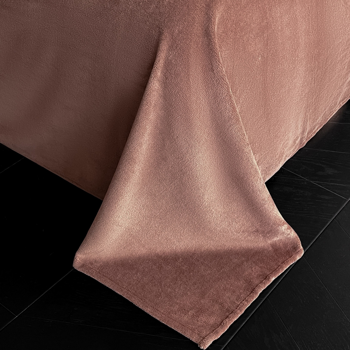 91家纺网 家纺一手货源 找家纺 吾诺家居 2025新款美拉德雕花绒黑金系列四件套 时尚豹纹