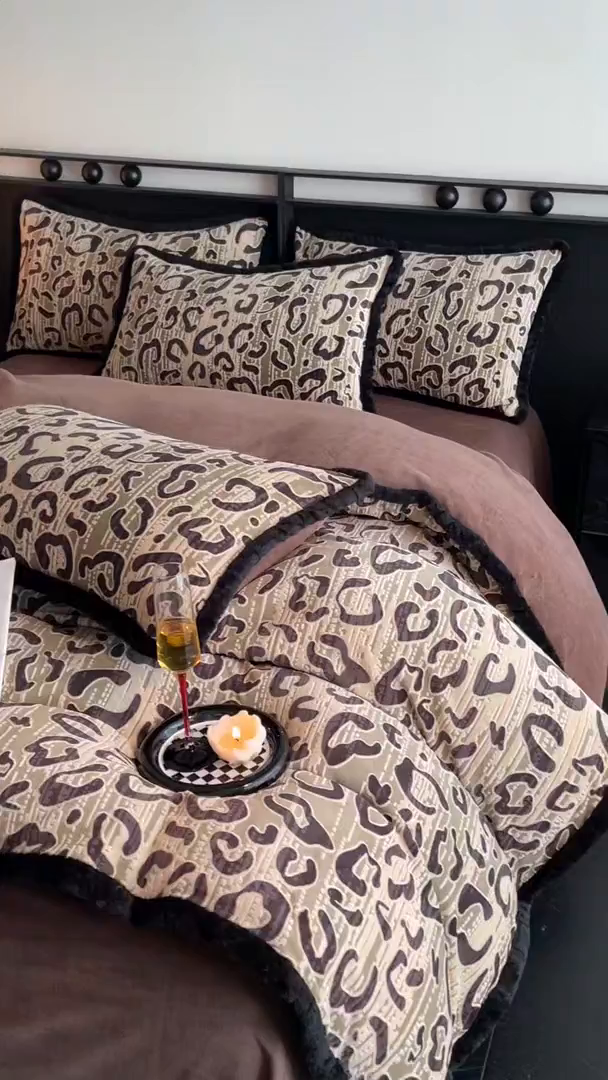 91家纺网 家纺一手货源 找家纺 吾诺家居 2025新款美拉德雕花绒黑金系列四件套 时尚豹纹