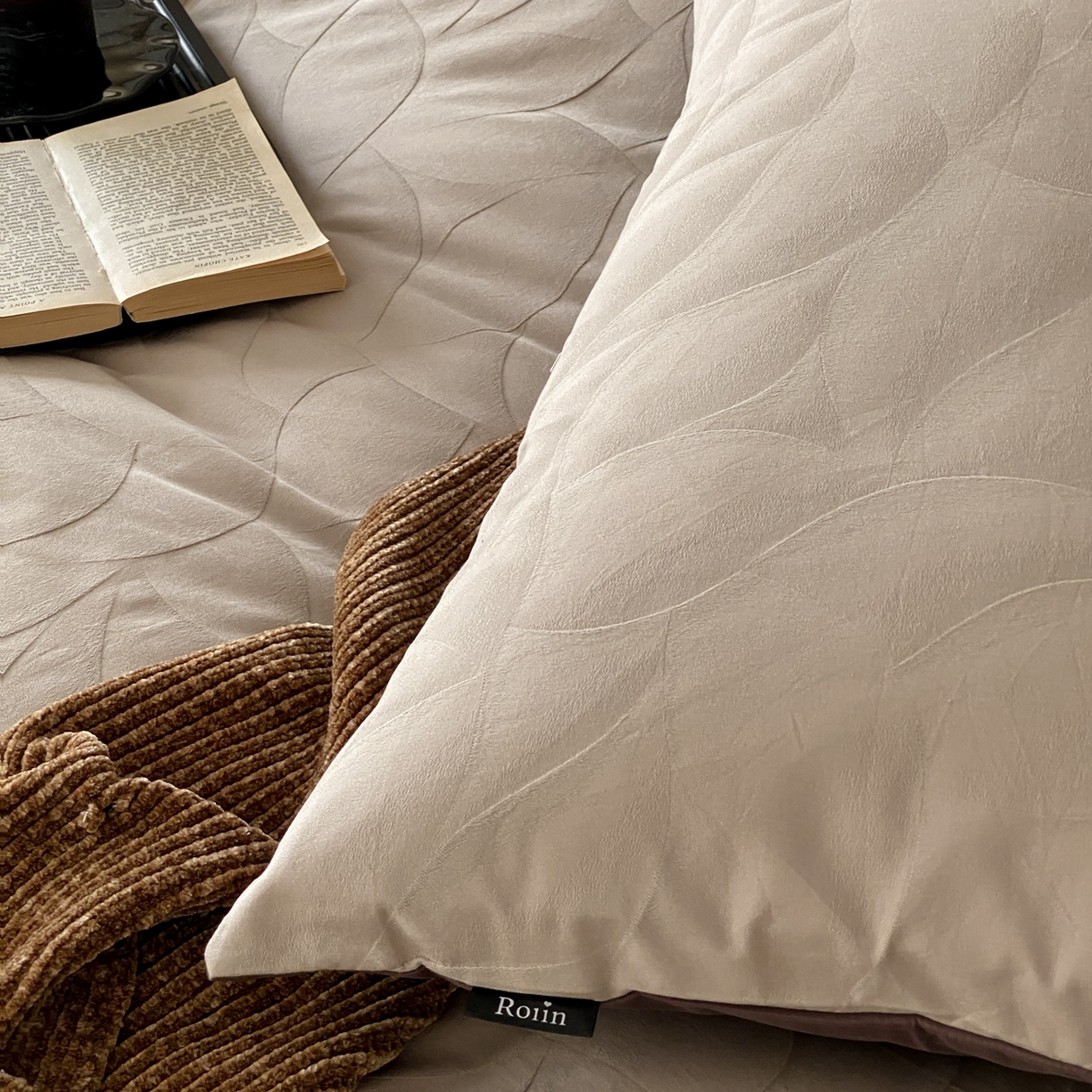 91家纺网 家纺一手货源 找家纺 玉宇阁家居 2025秋冬新品60s色织全棉纯棉磨毛大提花四件套-简约款 玄桦-苍山赴雪