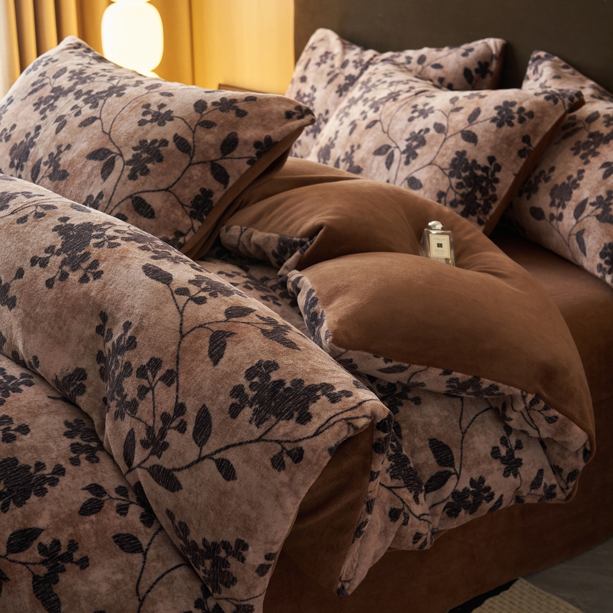 91家纺网 家纺一手货源 找家纺 吾诺家居 2025新款美拉德数码绒暖秋系列四件套 冬日恋歌-咖