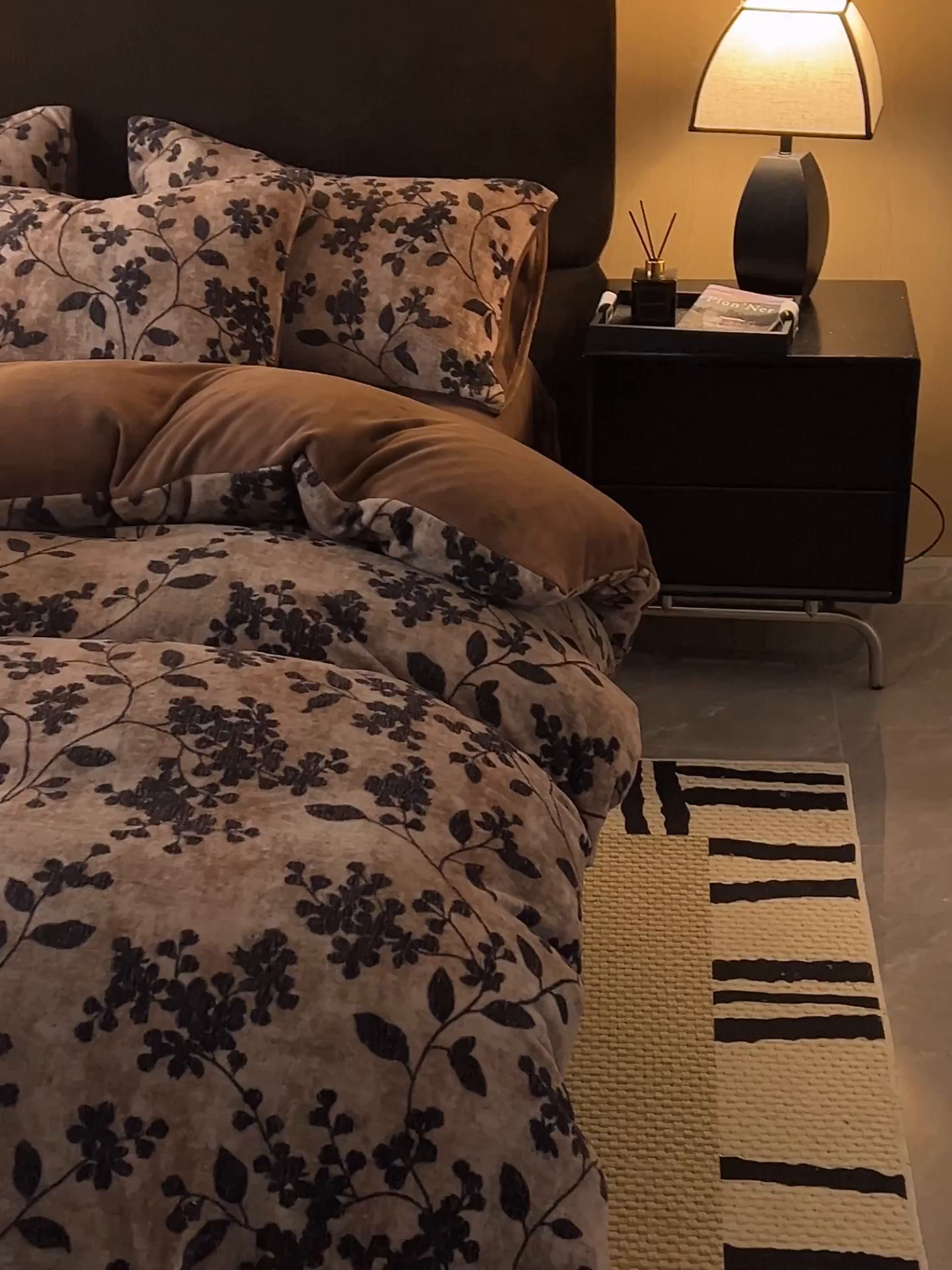 91家纺网 家纺一手货源 找家纺 吾诺家居 2025新款美拉德数码绒暖秋系列四件套 冬日恋歌-咖