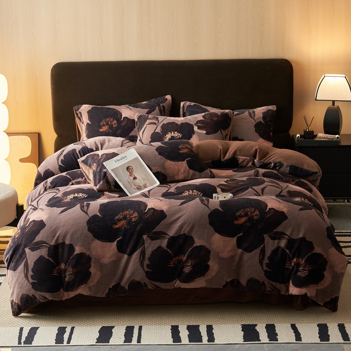 91家纺网 家纺一手货源 找家纺 吾诺家居 2025新款美拉德数码绒暖秋系列四件套 暗香