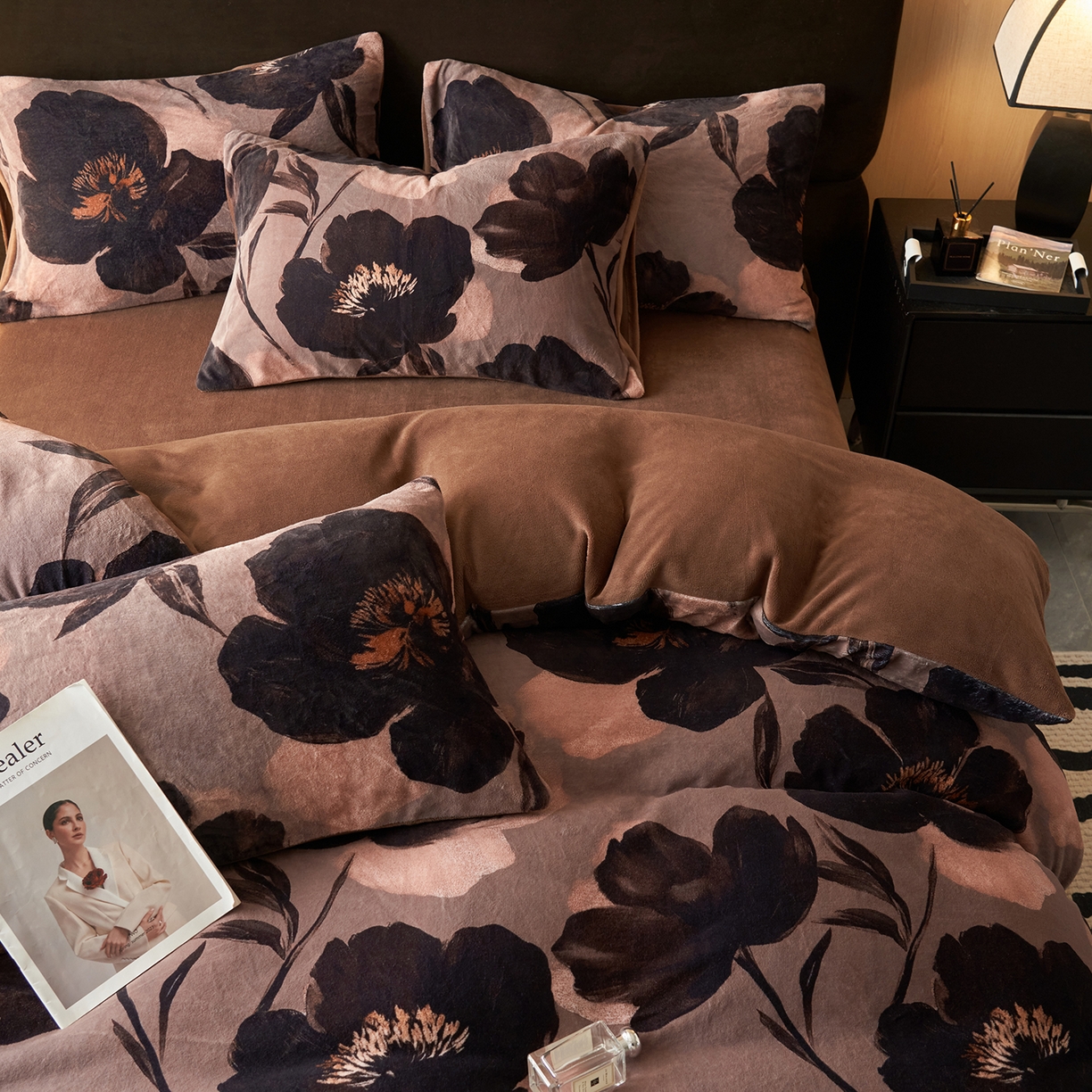 91家纺网 家纺一手货源 找家纺 吾诺家居 2025新款美拉德数码绒暖秋系列四件套 暗香