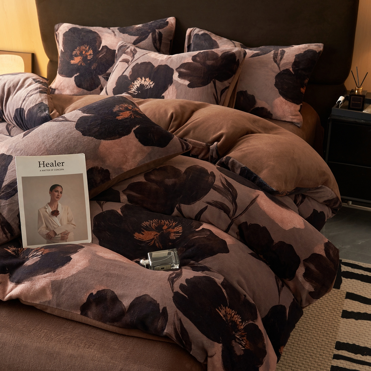 91家纺网 家纺一手货源 找家纺 吾诺家居 2025新款美拉德数码绒暖秋系列四件套 暗香