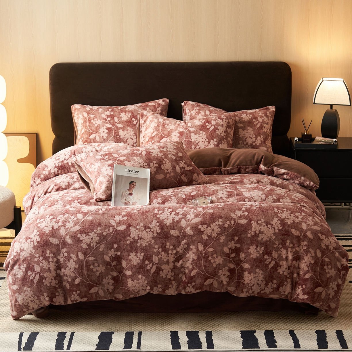 91家纺网 家纺一手货源 找家纺 吾诺家居 2025新款美拉德数码绒暖秋系列四件套 冬日恋歌-棕