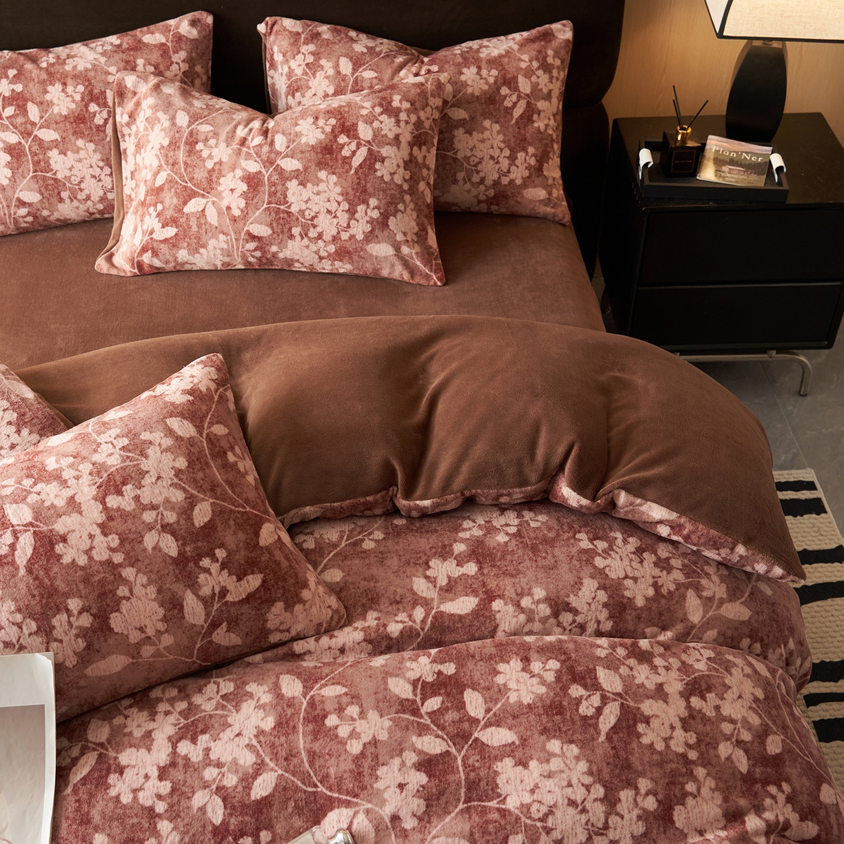 91家纺网 家纺一手货源 找家纺 吾诺家居 2025新款美拉德数码绒暖秋系列四件套 冬日恋歌-棕