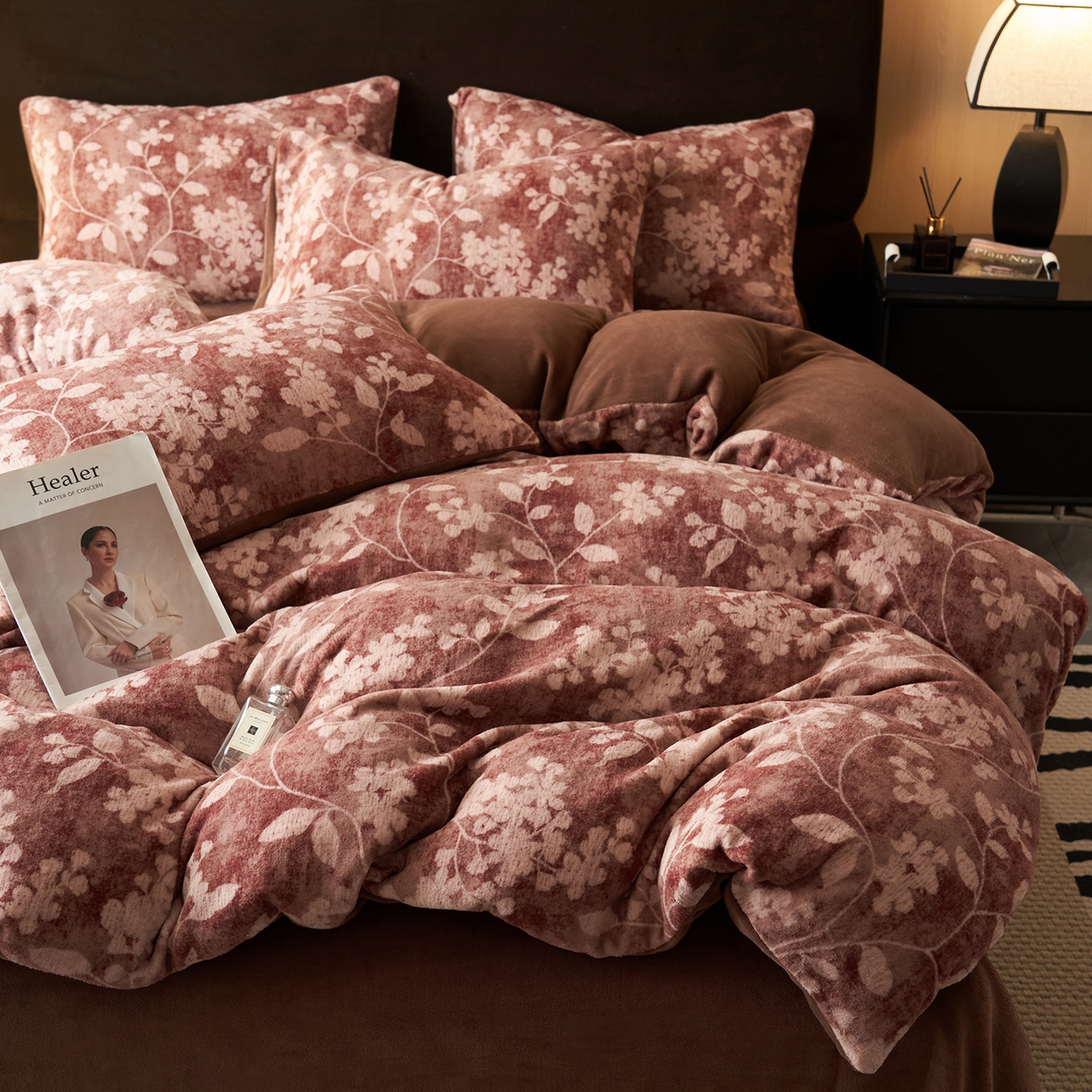 91家纺网 家纺一手货源 找家纺 吾诺家居 2025新款美拉德数码绒暖秋系列四件套 冬日恋歌-棕