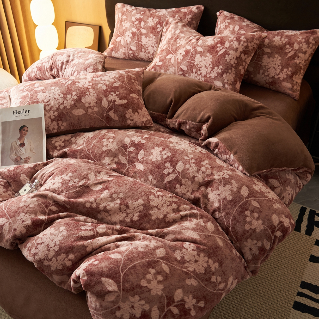 91家纺网 家纺一手货源 找家纺 吾诺家居 2025新款美拉德数码绒暖秋系列四件套 冬日恋歌-棕