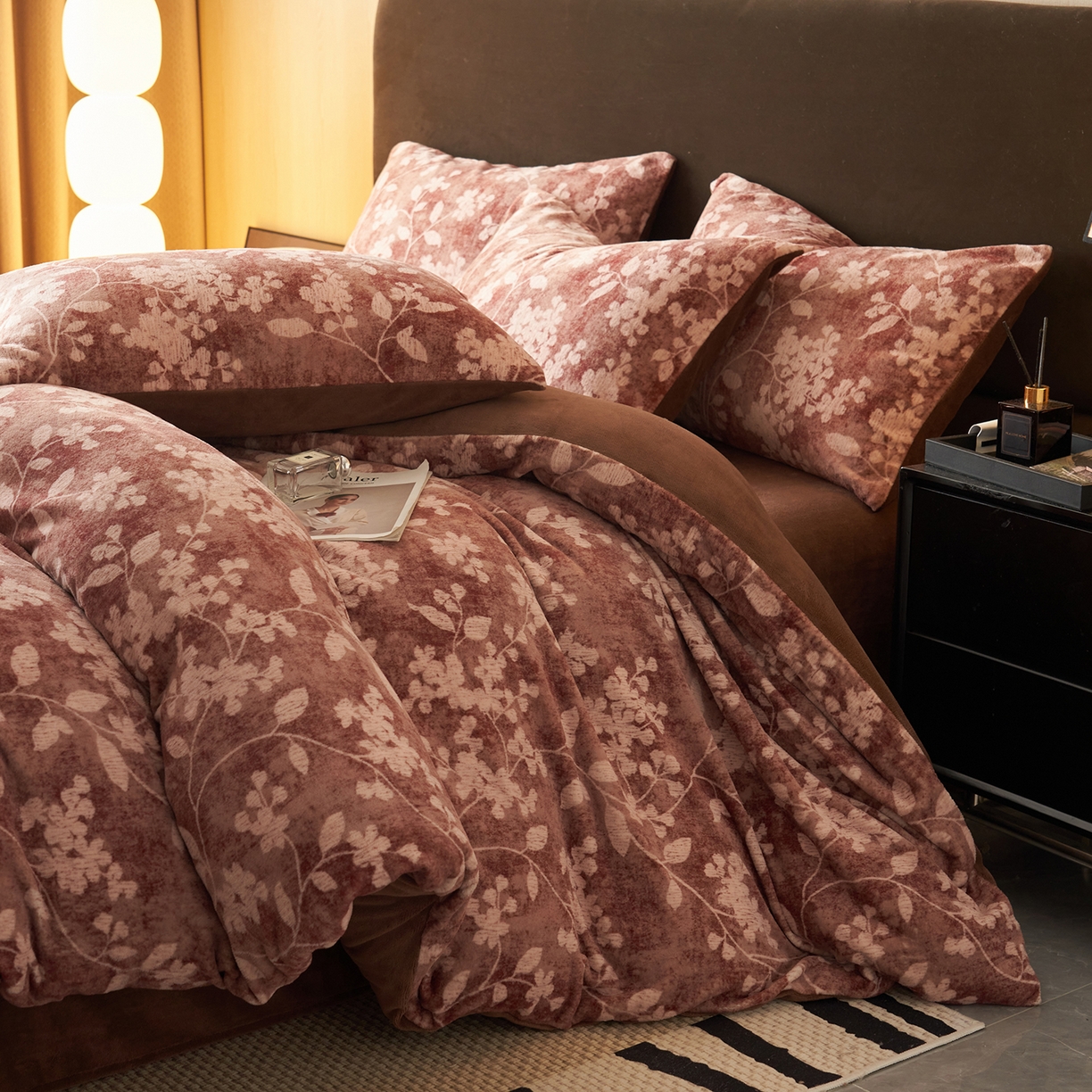 91家纺网 家纺一手货源 找家纺 吾诺家居 2025新款美拉德数码绒暖秋系列四件套 冬日恋歌-棕