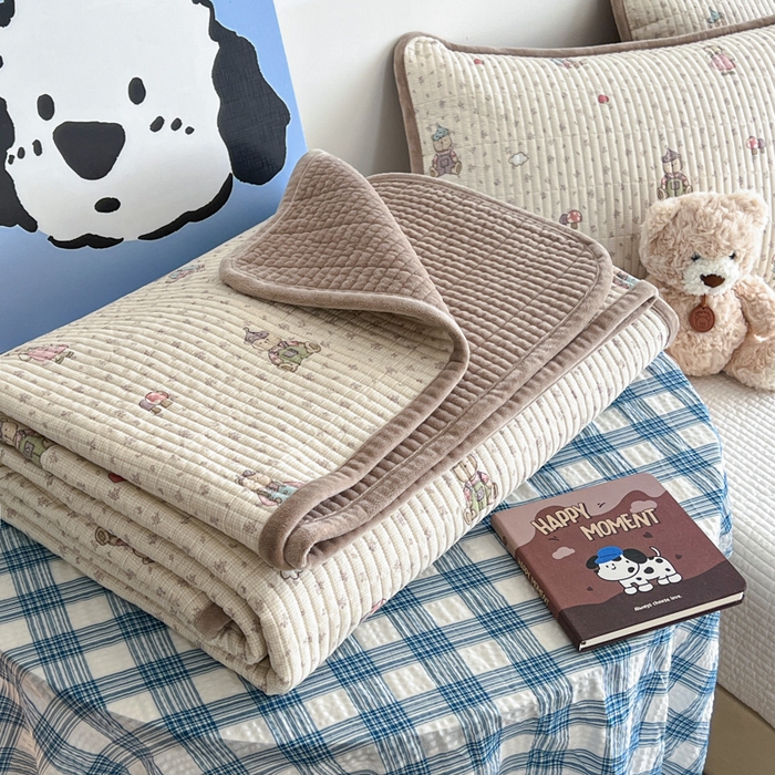 91家纺网 家纺一手货源 找家纺 茉夕家纺 2025新款跑量款暖绒纯棉印花水洗床盖 床盖单件 花园熊宝