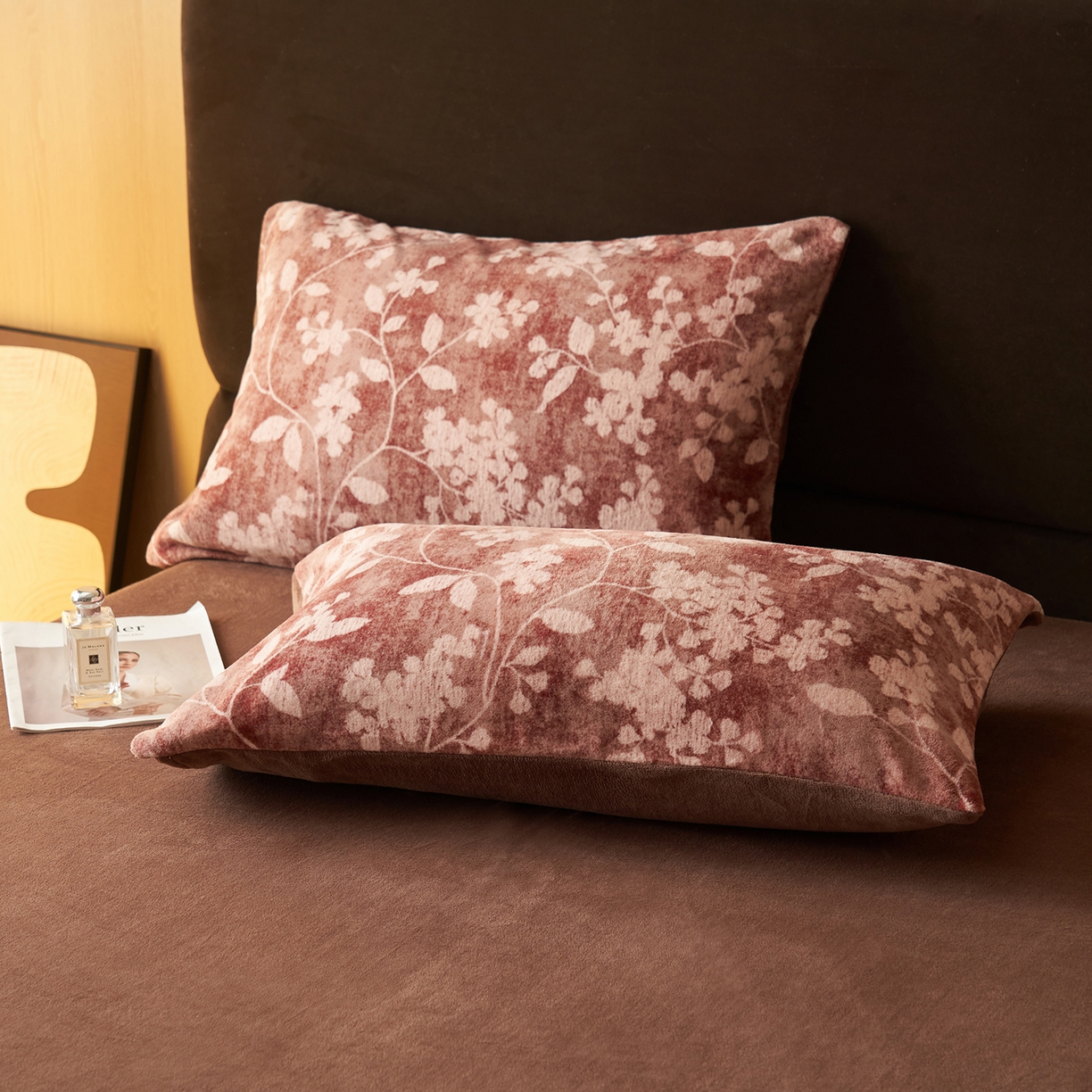 91家纺网 家纺一手货源 找家纺 吾诺家居 2025新款美拉德数码绒暖秋系列四件套 冬日恋歌-棕