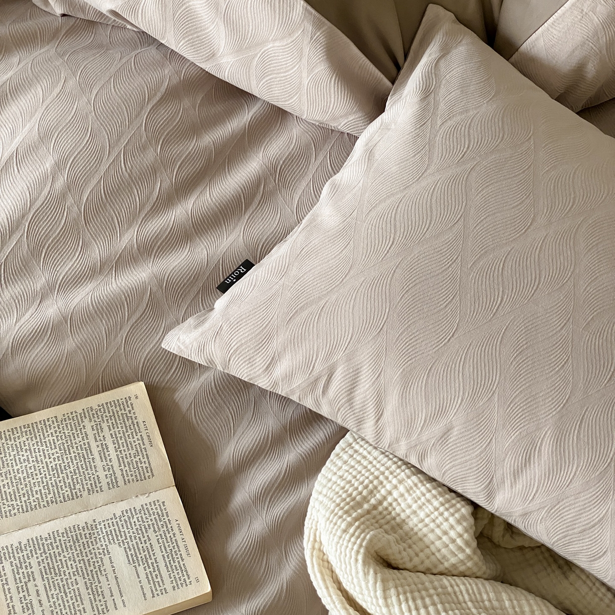 91家纺网 家纺一手货源 找家纺 玉宇阁家居 2025秋冬新品60s色织全棉纯棉磨毛大提花四件套-简约款 云玺-清晨薄雾