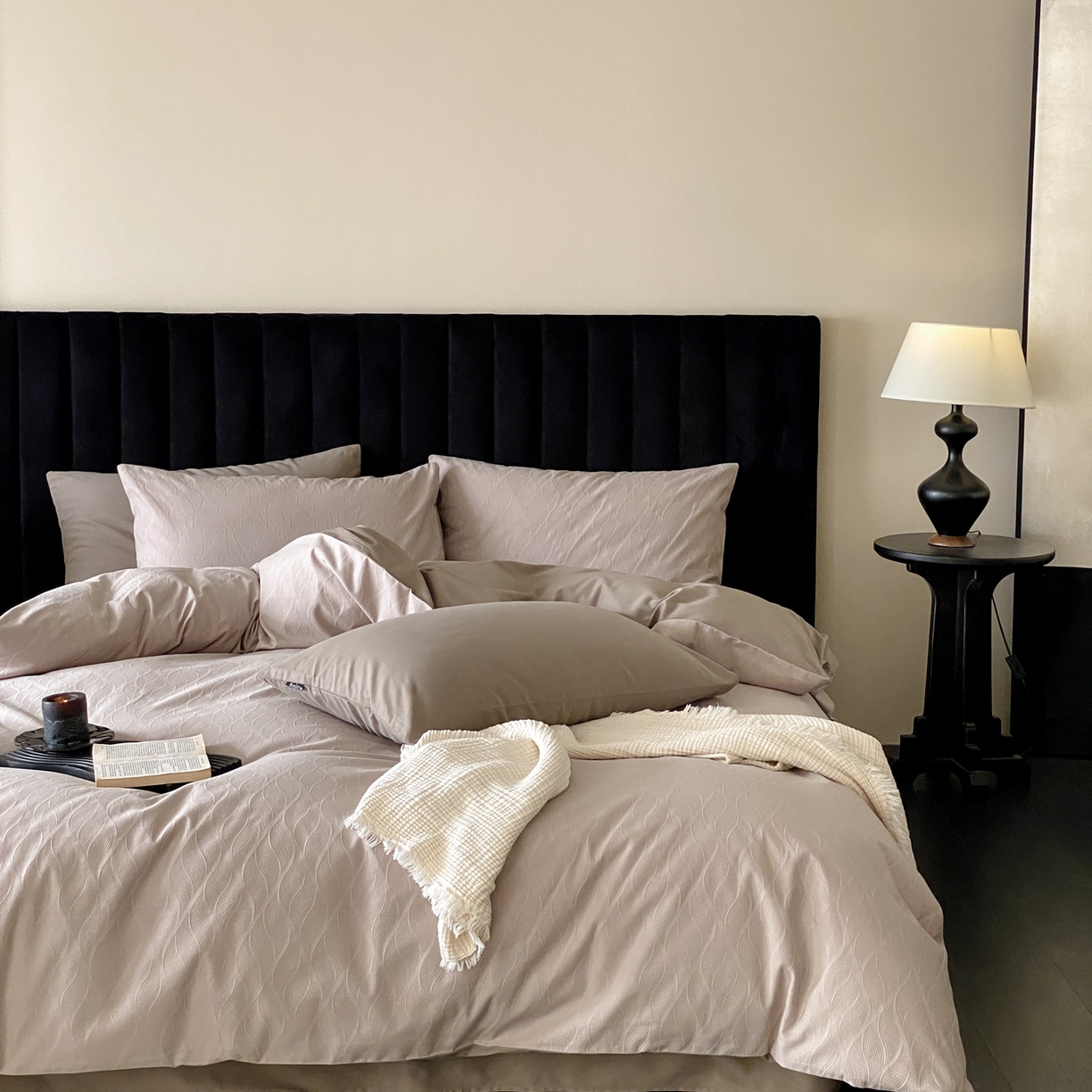 91家纺网 家纺一手货源 找家纺 玉宇阁家居 2025秋冬新品60s色织全棉纯棉磨毛大提花四件套-简约款 云玺-清晨薄雾