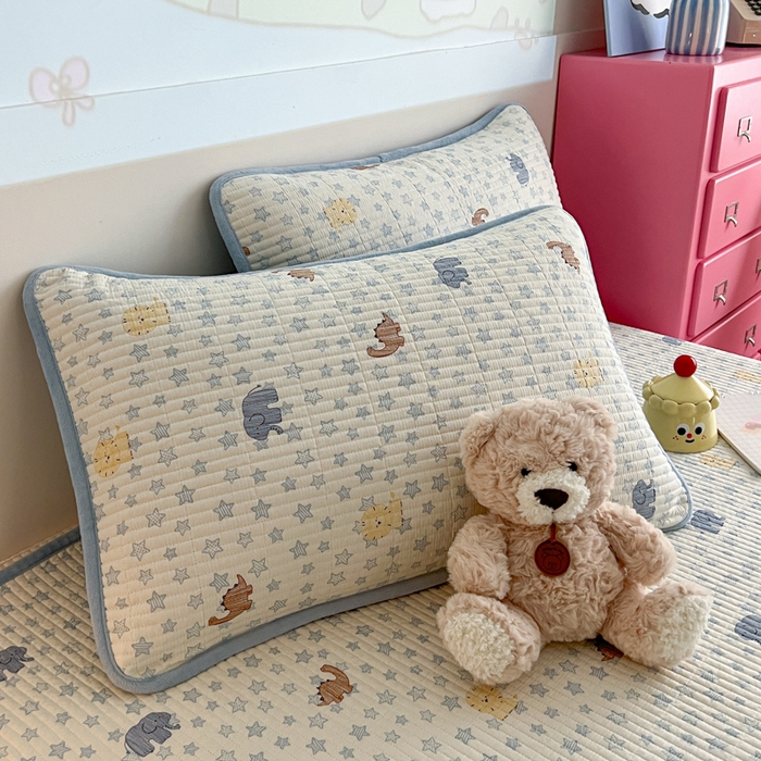 91家纺网 家纺一手货源 找家纺 茉夕家纺 2025新款跑量款暖绒纯棉印花水洗床盖 床盖单件 蓝星动物园