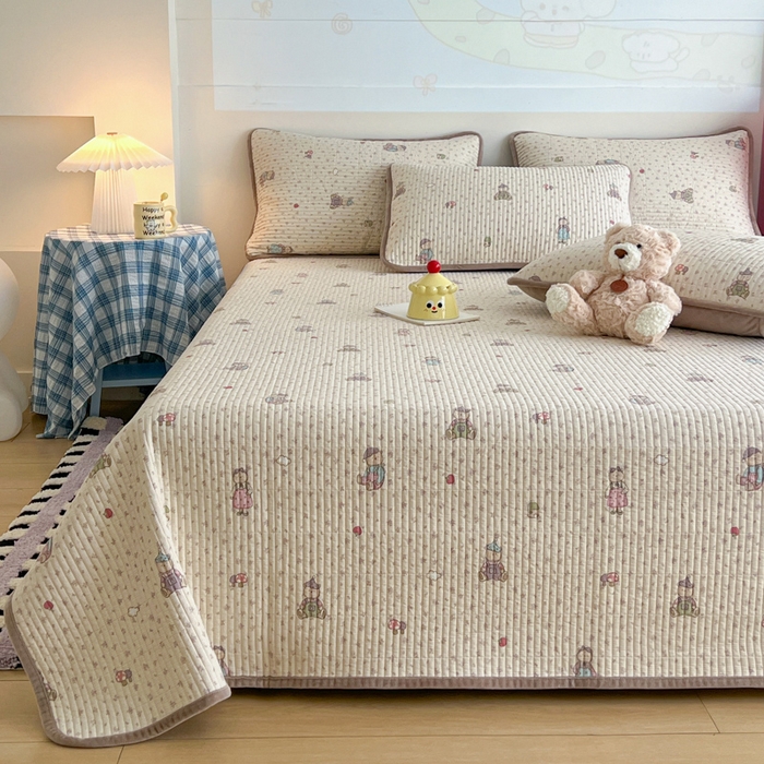 91家纺网 家纺一手货源 找家纺 茉夕家纺 2025新款跑量款暖绒纯棉印花水洗床盖 床盖单件 花园熊宝