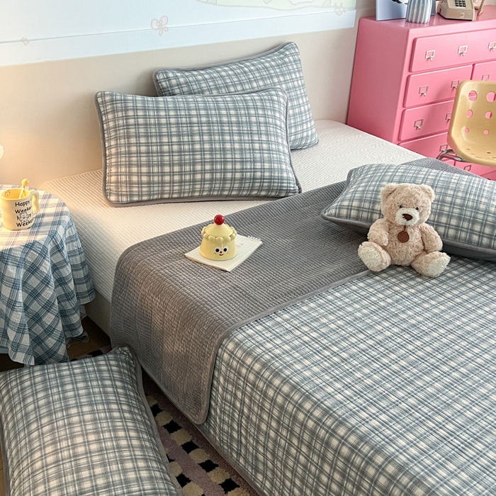 91家纺网 家纺一手货源 找家纺 茉夕家纺 2025新款跑量款暖绒纯棉印花水洗床盖 床盖单件 可可蓝格