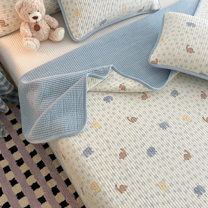 91家纺网 家纺一手货源 找家纺 茉夕家纺 2025新款跑量款暖绒纯棉印花水洗床盖 床盖单件 蓝星动物园