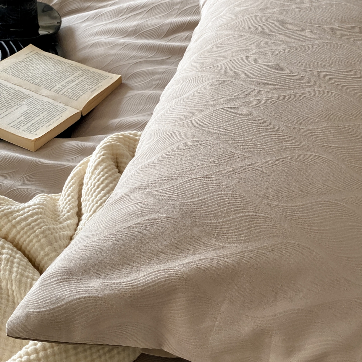 91家纺网 家纺一手货源 找家纺 玉宇阁家居 2025秋冬新品60s色织全棉纯棉磨毛大提花四件套-简约款 云玺-清晨薄雾