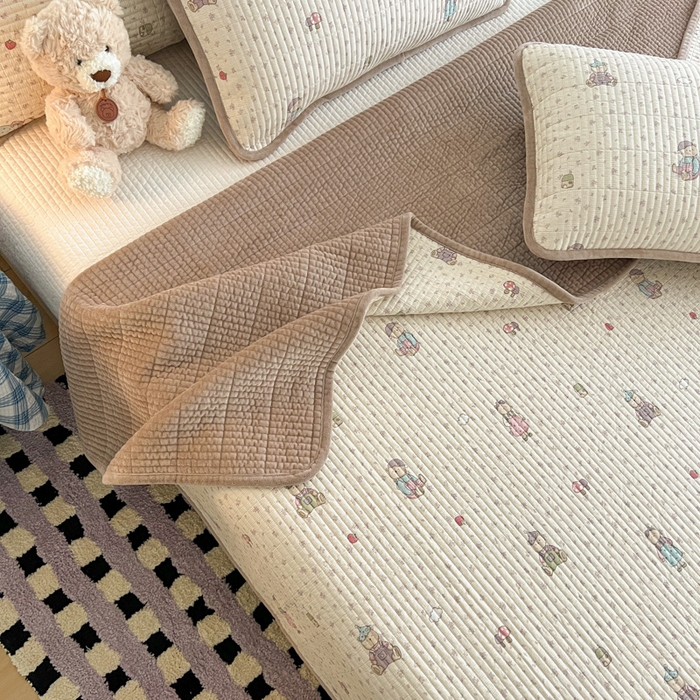 91家纺网 家纺一手货源 找家纺 茉夕家纺 2025新款跑量款暖绒纯棉印花水洗床盖 床盖单件 花园熊宝