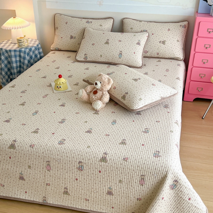 91家纺网 家纺一手货源 找家纺 茉夕家纺 2025新款跑量款暖绒纯棉印花水洗床盖 床盖单件 花园熊宝