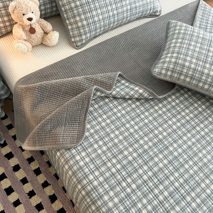 91家纺网 家纺一手货源 找家纺 茉夕家纺 2025新款跑量款暖绒纯棉印花水洗床盖 床盖单件 可可蓝格