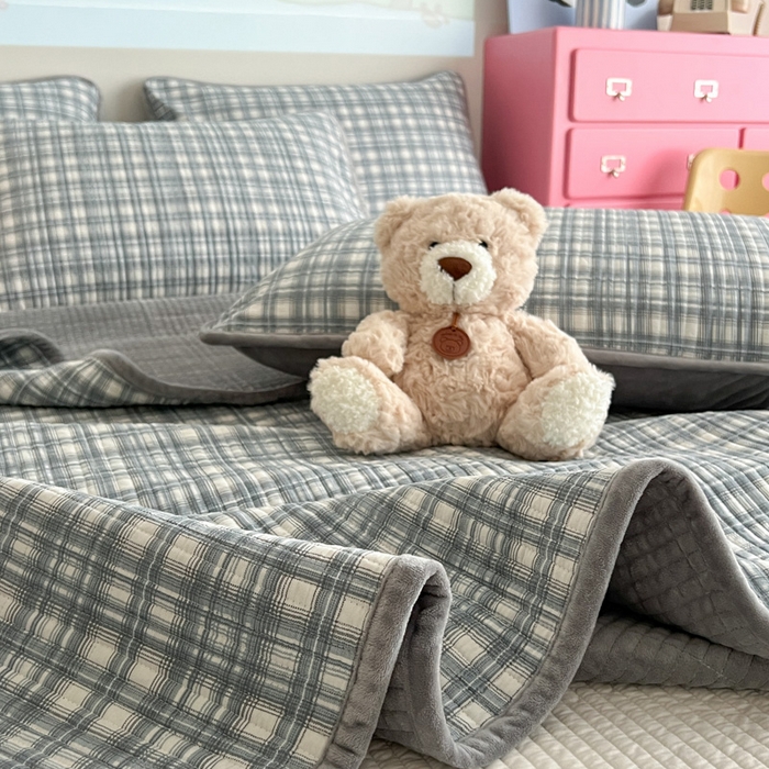 91家纺网 家纺一手货源 找家纺 茉夕家纺 2025新款跑量款暖绒纯棉印花水洗床盖 床盖单件 可可蓝格