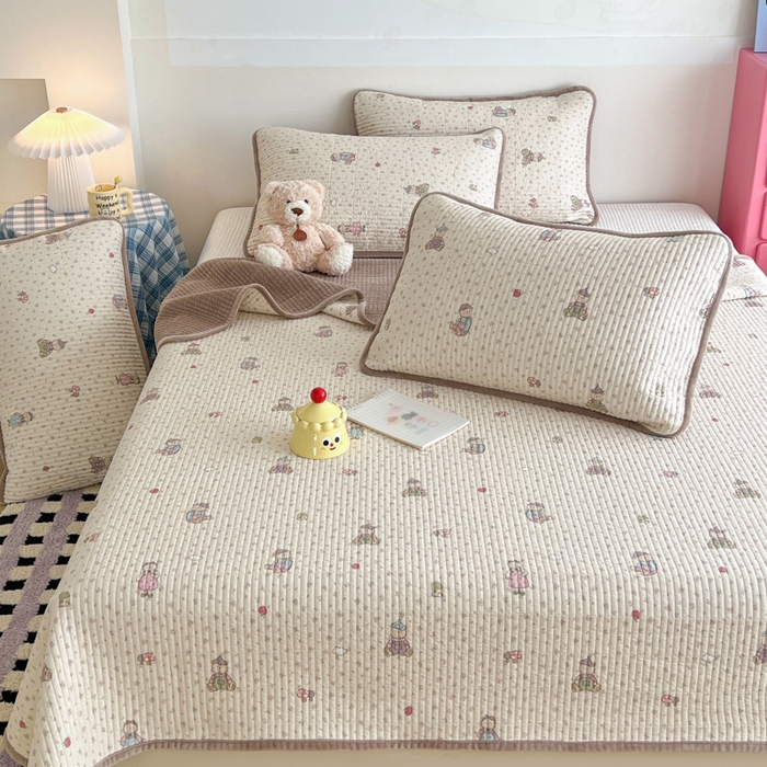 91家纺网 家纺一手货源 找家纺 茉夕家纺 2025新款跑量款暖绒纯棉印花水洗床盖 床盖单件 花园熊宝