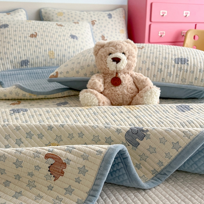 91家纺网 家纺一手货源 找家纺 茉夕家纺 2025新款跑量款暖绒纯棉印花水洗床盖 床盖单件 蓝星动物园