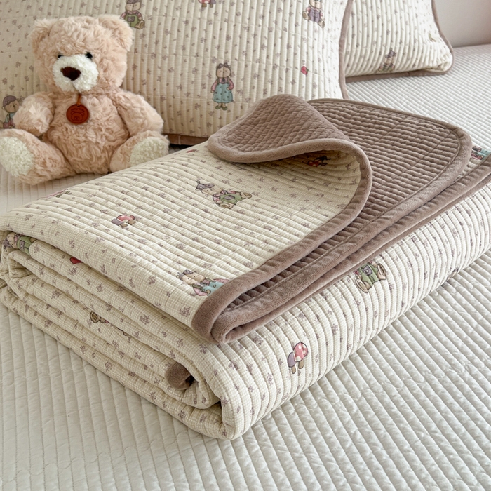 91家纺网 家纺一手货源 找家纺 茉夕家纺 2025新款跑量款暖绒纯棉印花水洗床盖 床盖单件 花园熊宝