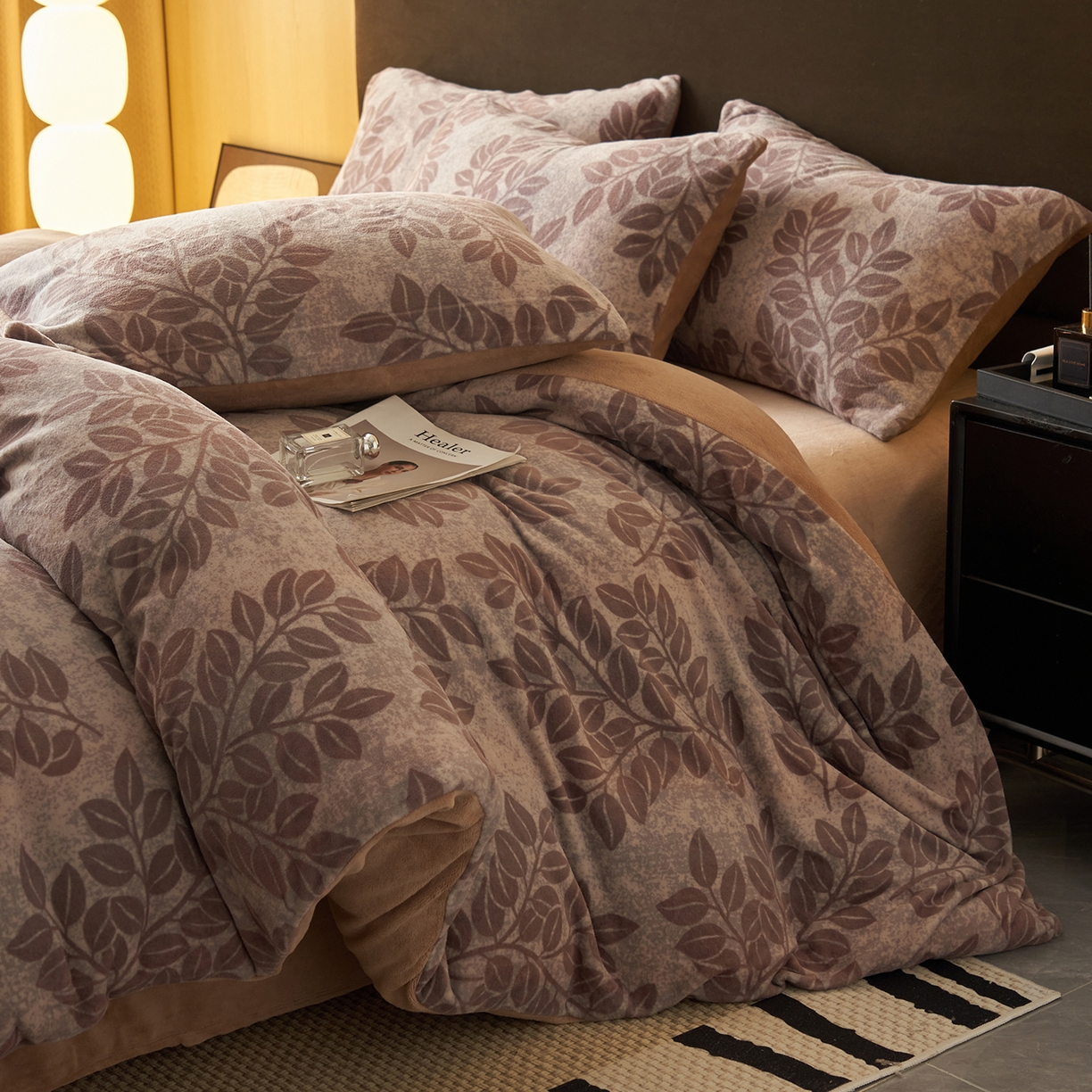 91家纺网 家纺一手货源 找家纺 吾诺家居 2025新款美拉德数码绒暖秋系列四件套 冬日森林