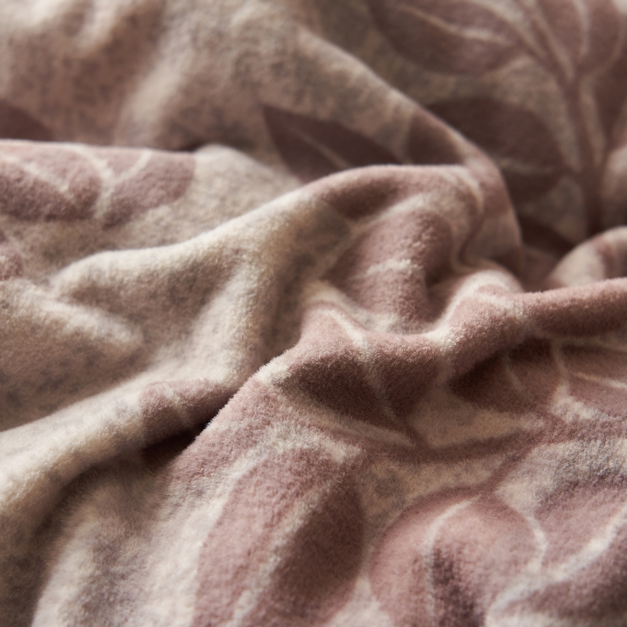 91家纺网 家纺一手货源 找家纺 吾诺家居 2025新款美拉德数码绒暖秋系列四件套 冬日森林