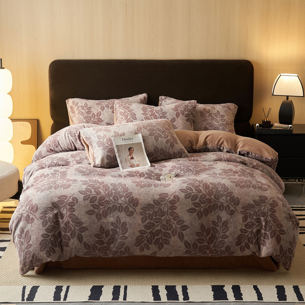 91家纺网 家纺一手货源 找家纺 吾诺家居 2025新款美拉德数码绒暖秋系列四件套 冬日森林