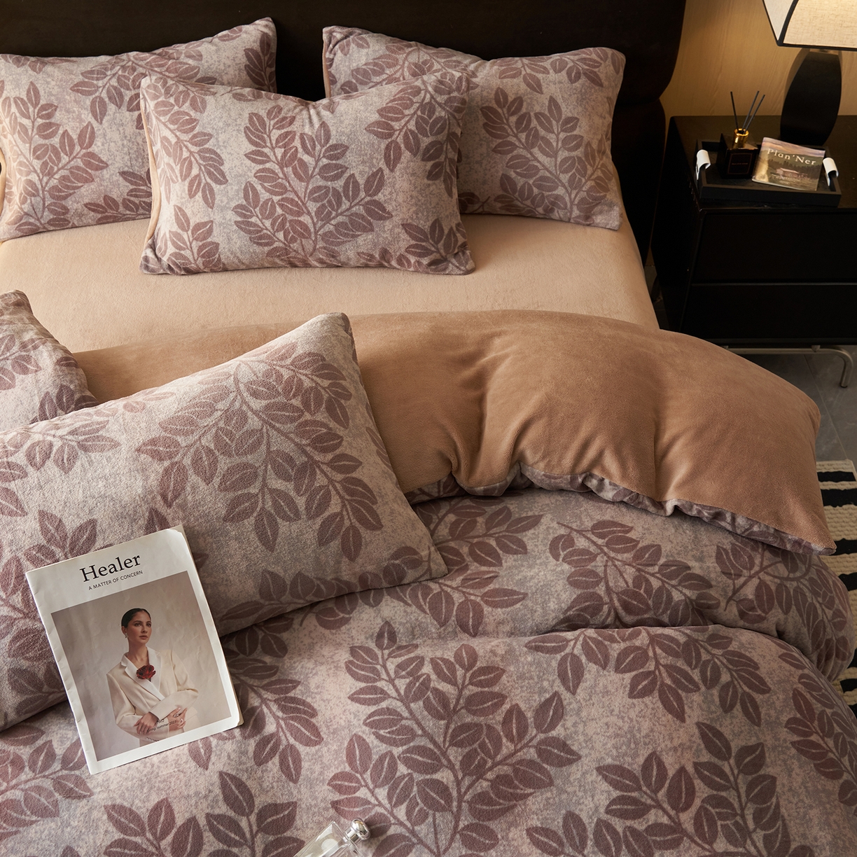 91家纺网 家纺一手货源 找家纺 吾诺家居 2025新款美拉德数码绒暖秋系列四件套 冬日森林