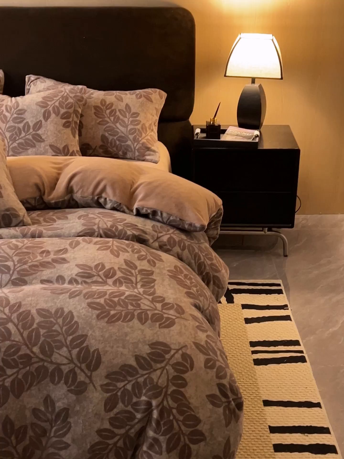 91家纺网 家纺一手货源 找家纺 吾诺家居 2025新款美拉德数码绒暖秋系列四件套 冬日森林