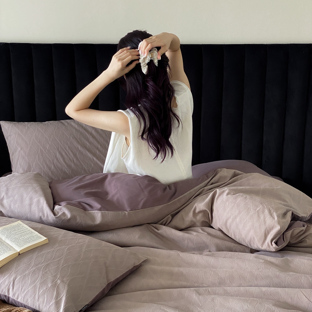 91家纺网 家纺一手货源 找家纺 玉宇阁家居 2025秋冬新品60s色织全棉纯棉磨毛大提花四件套-简约款 云玺-玄霜紫玉